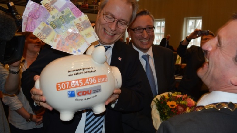 Rüdiger Gutt (l.) und Andreas Hartnigk (M.) übergeben OB Geisel das Sparschwein Rüdiger Gutt (l.) und Andreas Hartnigk (M.) übergeben OB Geisel das Sparschwein