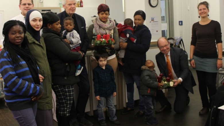 Peter Blumenrath (2. v. l.) und Andreas-Paul Stieber (unten rechts) machen Flüchtlingsfamilien eine Freude Peter Blumenrath (2. v. l.) und Andreas-Paul Stieber (unten rechts) machen Flüchtlingsfamilien eine Freude