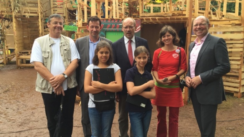 Von rechts: Andreas-Paul Stieber, Projektleiterin Sonja Hirschberg, Minister Rainer Schmeltzer, Stadtdirektor Burkhard Hintzsche, Christoph Honig (Akki) und die beiden „Bürgermeisterinnen“ des Dörfchens Von rechts: Andreas-Paul Stieber, Projektleiterin Sonja Hirschberg, Minister Rainer Schmeltzer, Stadtdirektor Burkhard Hintzsche, Christoph Honig (Akki) und die beiden „Bürgermeisterinnen“ des Dörfchens