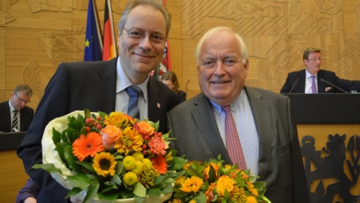 Fraktionsvorsitzender Rüdiger Gutt (l.) gratuliert Bürgermeister Friedrich G. Conzen