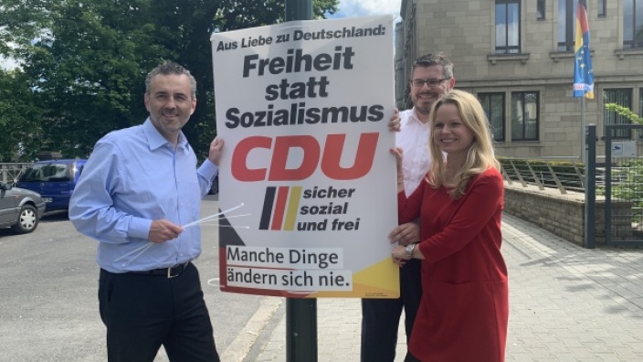 Kreisvorsitzender Thomas Jarzombek mit seinen Stellvertretern Angela Erwin und Peter Blumenrath zur Plakatpräsentation.