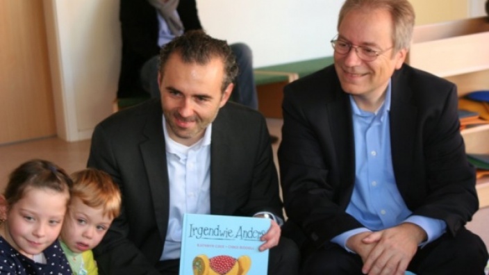 Thomas Jarzombek (l.) und Rüdiger Gutt mit Kindern im Rather Familienzentrum
